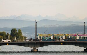 tram auf dem weg zum arbeiten in der schweiz
