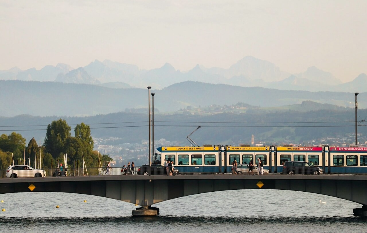 tram auf dem weg zum arbeiten in der schweiz